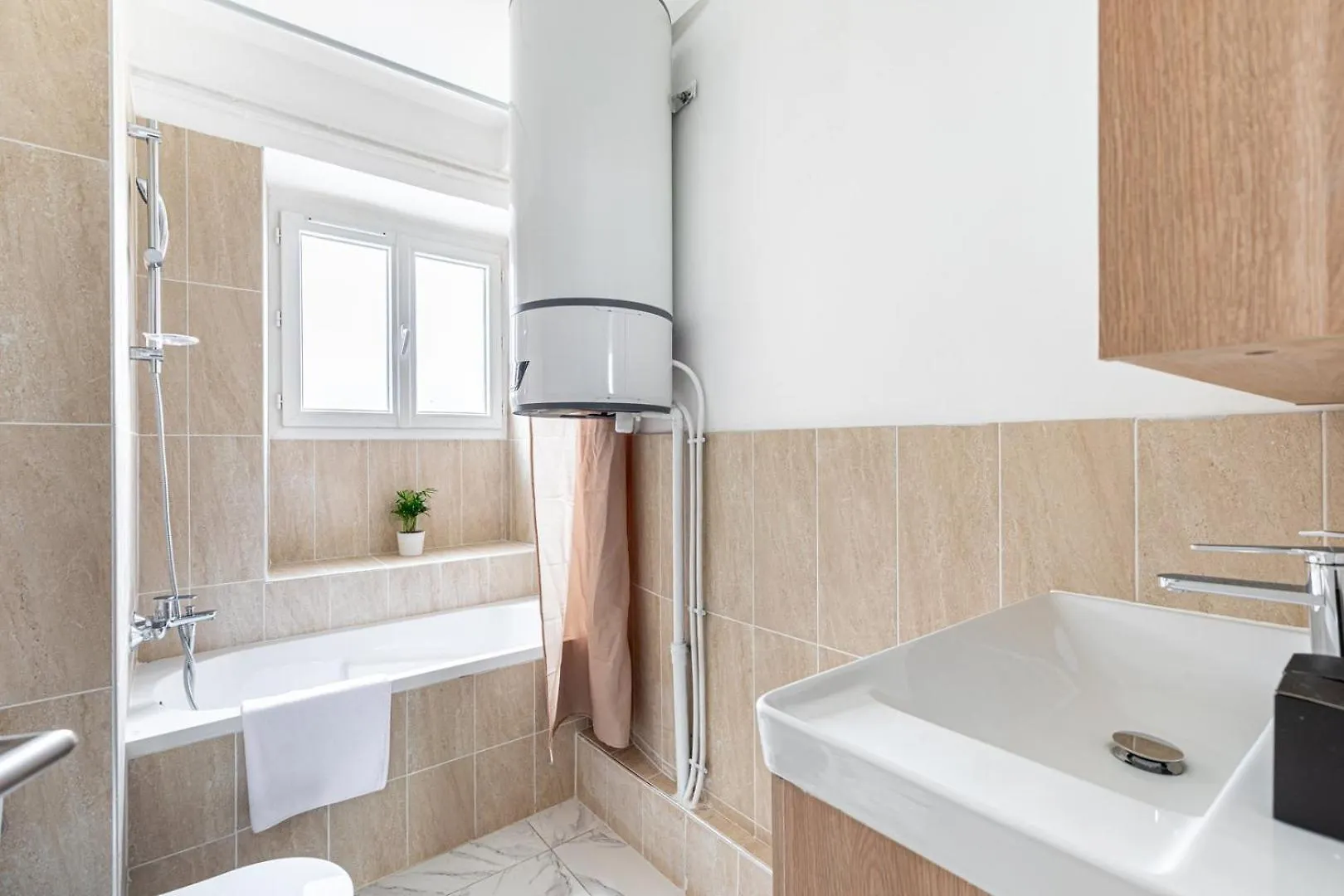 Guestready - Comfortable Nest In La Chapelle 파리 0*,  프랑스